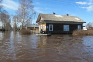 В Ивано-Франковской области людям приходится плавать по улицам на лодках из-за потопа: фото