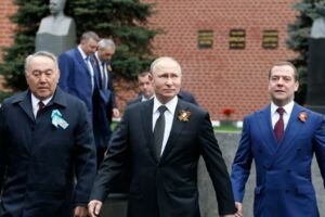 Экс-президент Назарбаев прибыл к Путину на военный парад (фото и видео)