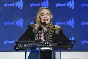 Мадонну заставили раздеться в аэропорту: в чем была певица