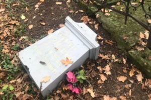 В Польше на кладбище вандалы разрушили памятник украинским повстанцам