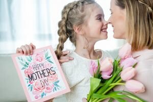 День матери: самые трогательные и душевные поздравления в открытках