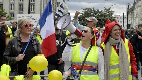Акции "желтых жилетов" во Франции: полиция применила слезоточивый газ