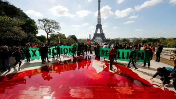 В Париже активисты вылили 300 литров фальшивой крови напротив Эйфелевой башни 