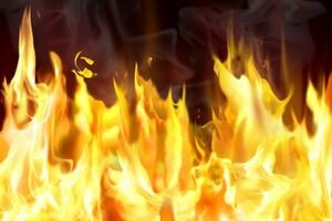 В Мукачеве мужчина поджег свой дом: в пожаре пострадала его дочь