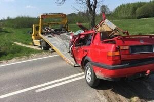 В Польше украинец на Volkswagen влетел в дерево и скончался на месте ДТП