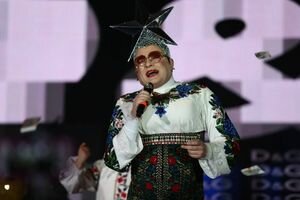 Верка Сердючка выпила шампанского на оранжевой дорожке церемонии открытия Евровидения-2019