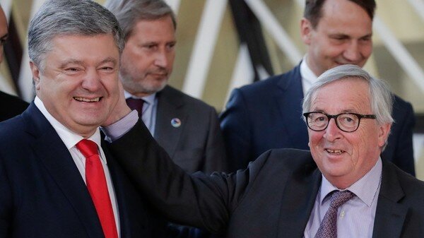 "Большой друг Украины": Порошенко наградил почетным орденом еще одного европейского партнера