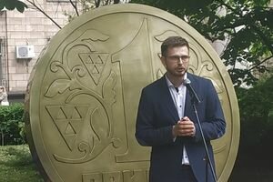Ведущий телеканала NEWSONE Андрей Павловский стал одним из инициаторов открытия первой в Украине скульптуры гривне