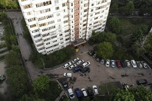 В Киеве 17-летний подросток выпал из окна многоэтажки. Видео