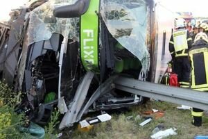В Германии перевернулся автобус с пассажирами: пострадали более 70 человек
