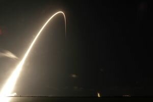 В сети появилось впечатляющее видео полета 60 спутников Starlink от SpaceX