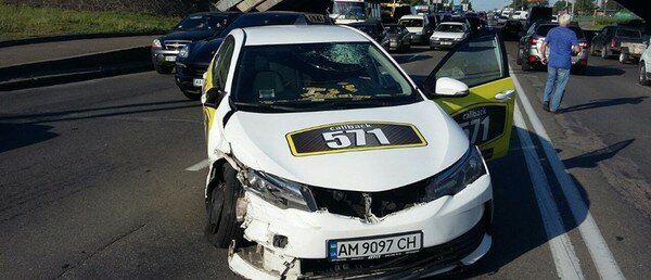 В Киеве такси влетело в микроавтобус: водитель легковушки вылетел в лобовое стекло