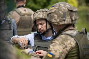 Зеленский побывал на передовой ВСУ в Луганской области и пообщался с военными. Фото