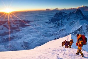 "Пробка" из альпинистов на Эвересте стала причиной множества смертей