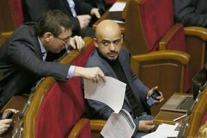 Нардеп "выпрашивал мандат", а генпрокурор никак в отставку не уйдет: Найем поругался с Луценко в Facebook