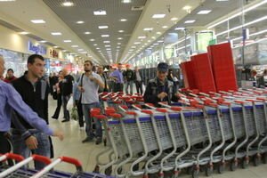 В киевском супермаркете стеллаж с алкоголем обрушился и едва не задел мужчину. Видео