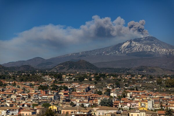 На Сицилии начал извергаться самый большой вулкан в Европе: зрелищные фото и видео