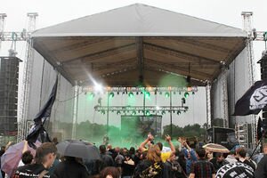 Обвал сцены на музыкальном фестивале под Днепром: стало известно о первой жертве и пострадавших