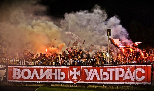 Разъяренные болельщики "Карпат" едва не сожгли луцкий стадион: фото и видео