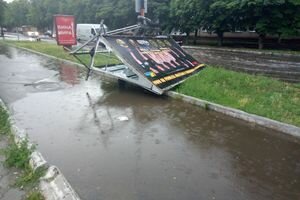 Сбитые щиты и озера воды: непогода разрушила полгорода в Днепропетровской области