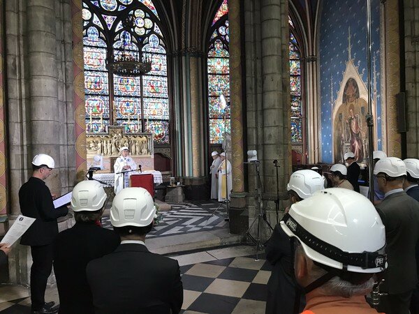 В горевшем соборе Парижской Богоматери состоялась первая служба после трагедии