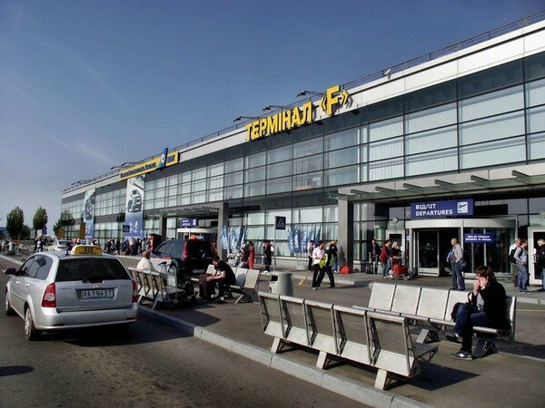 В "Борисполе" пассажиры скандальной авиакомпании перекрыли вход в терминал: названа причина