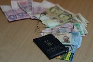 Украинцам начнут приносить пенсии на дом: кого коснется пилотный проект Кабмина