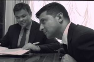 Зеленский впервые поставил подпись под законом: видео