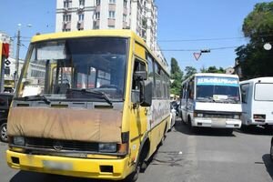 В Одессе пенсионерка внезапно выскочила на дорогу и попала под маршрутку (фото)