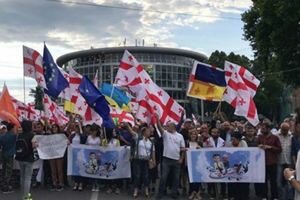 В Грузии активисты вновь собрались на многотысячный митинг: что требуют