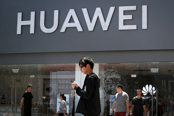 Трамп согласился снять технологическую блокаду Huawei в США: подробности