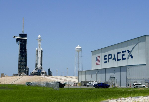 Упадут на Землю в течение года: три из 60 спутников SpaceX не вышли на связь 