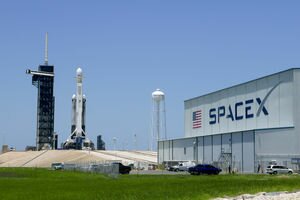 Упадут на Землю в течение года: три из 60 спутников SpaceX не вышли на связь 