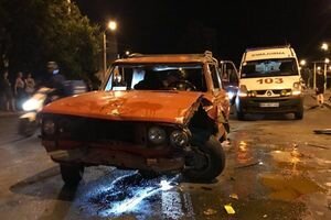 В Одессе произошло жуткое ДТП: ВАЗ влетел в остановку (фото)