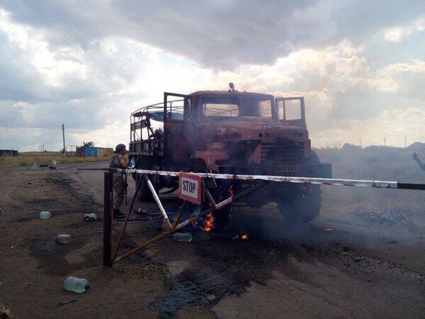 В сети появились фото обстрелянного грузовика в ООС, в котором был губернатор Донецкой области