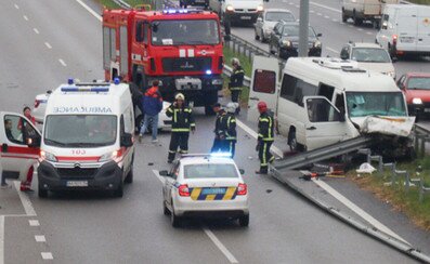 Под Киевом маршрутка с 18 пассажирами врезалась в Ford и снесла отбойник: погибли трое людей