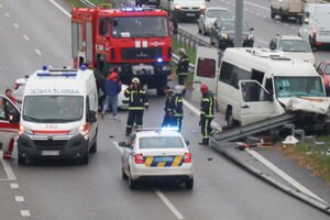 Под Киевом маршрутка с 18 пассажирами врезалась в Ford и снесла отбойник: погибли трое людей