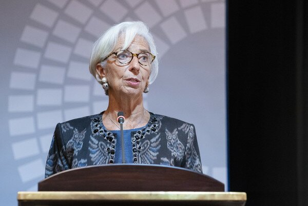 Лагард официально подала в отставку с поста главы МВФ