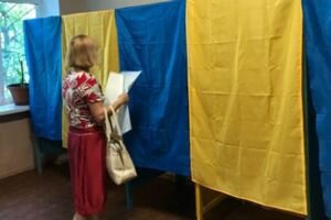 "Немножечко нарушали": в Полтавской области люди фотографировались в кабинках для голосования