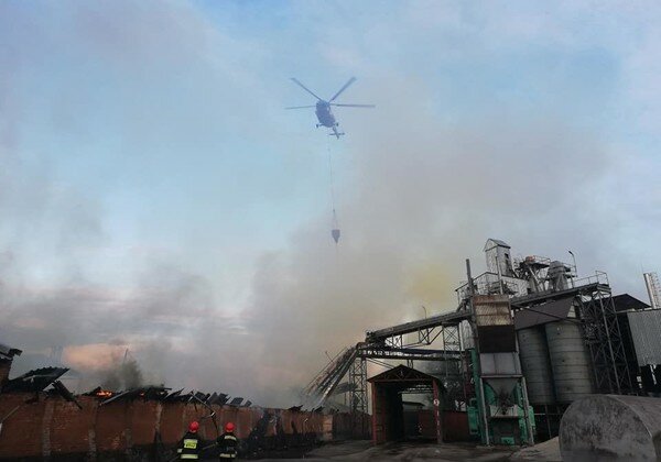 Под Черниговом загорелся завод по производству масла: фото и видео происшествия