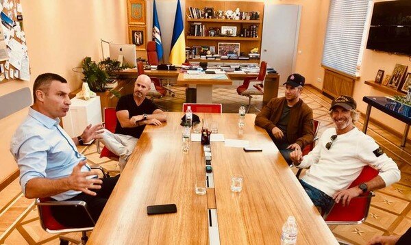 В Киев прилетел голливудский режиссер Майкл Бэй и встретился с Кличко