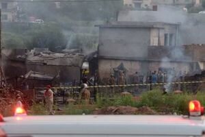 В Пакистане военный самолет рухнул на жилые дома: десятки погибших и раненых. Видео