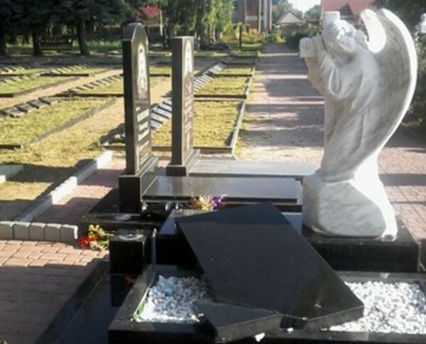 В Житомирской области вандалы раскурочили могилы украинских военнослужащих (фото)