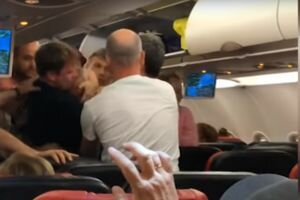 Российские туристы за границей устроили драку на борту самолета: видео