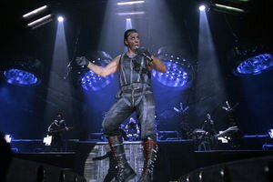 В Риге на концерте Rammstein огонь охватил декорации: видео