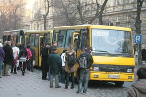 Во Львове пьяный водитель маршрутки "гонял" по городу с пассажирами