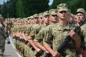 Стало известно, скольких украинцев приняли на военную службу по контракту в 2019 году