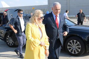 Жена премьера Израиля устроила скандал в самолете во время полета в Киев