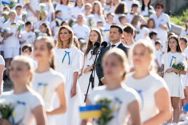 Зеленская пришла на праздник Дня Независимости в платье украинского бренда: элегантный образ первой леди