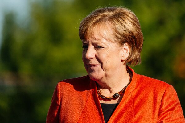 Меркель настаивает на прямых переговорах Зеленского с Путиным